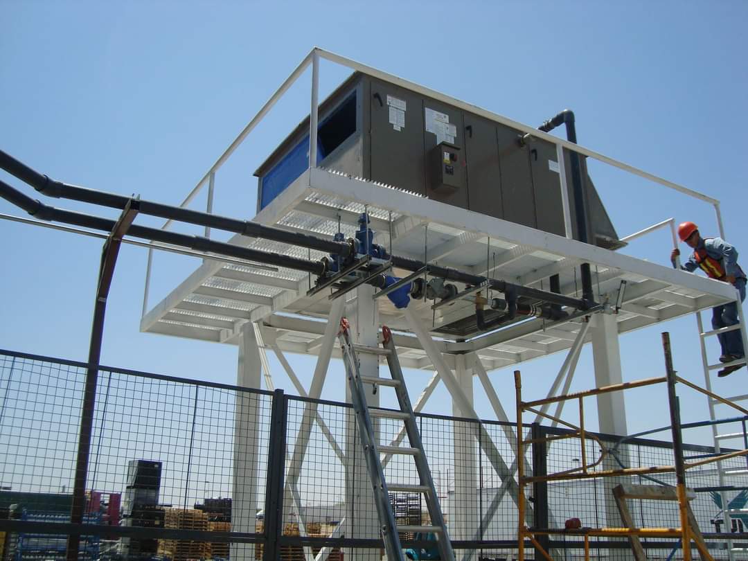 Técnico trabajando en equipo exterior